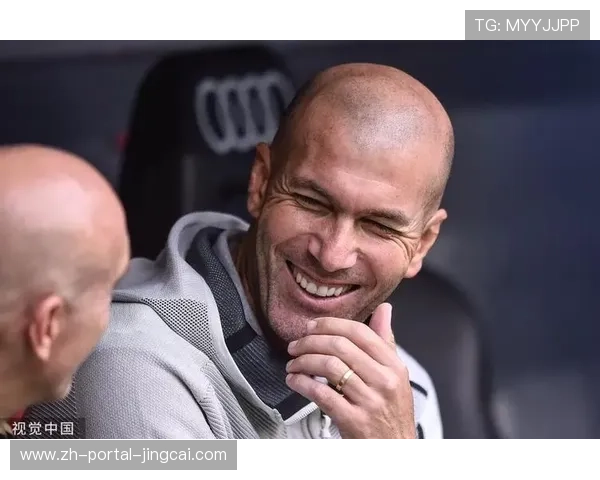 退役球星现场观战国家德比，镜头捕捉感慨神情